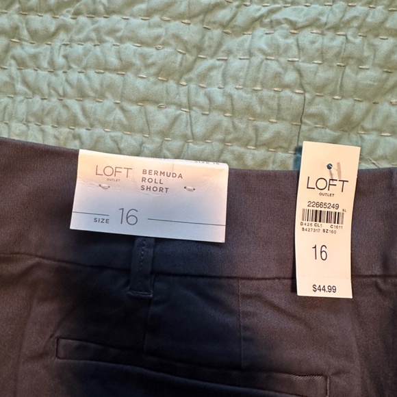Loft Outlet Bermuda Roll Short Size 16 Womens NWT Navy - Picture 2 of 3